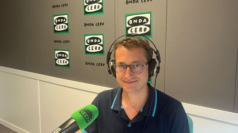 Javier Alfaro, en los estudios de Onda Cero en Huesca.
