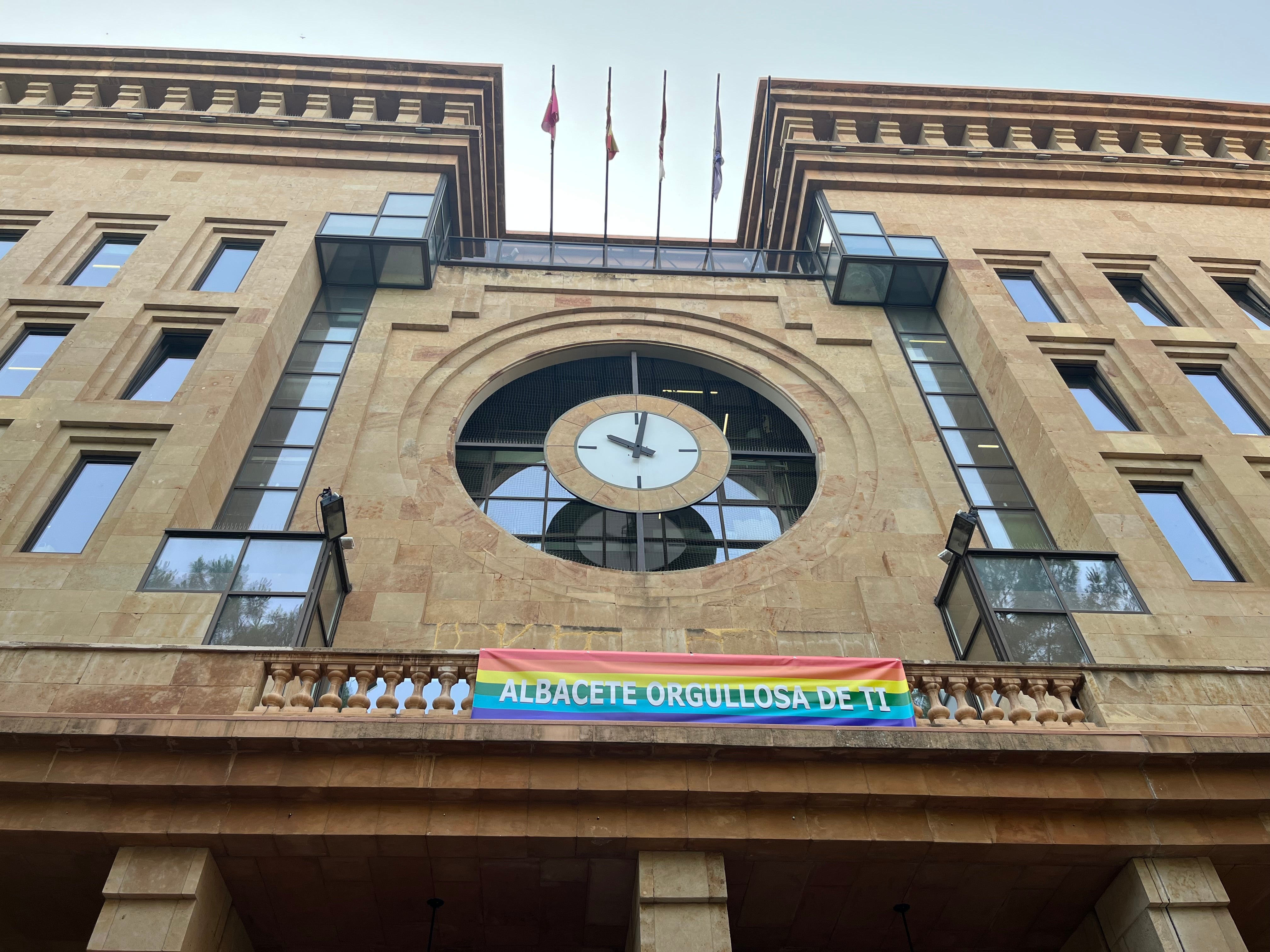 Albacete celebra "orgullosa" el Día del Orgullo LGTBI con la bandera multicolor en el consistorio Albacete celebra "orgullosa" el Día del Orgullo LGTBI con la bandera multicolor en el consistorio