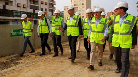 El alcalde de Sevilla, José Luis Sanz, en el centro de la imagen, durante su visita a la obra de ampliación del tranvía en Nervión.