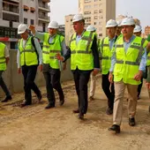 El alcalde de Sevilla, José Luis Sanz, en el centro de la imagen, durante su visita a la obra de ampliación del tranvía en Nervión. El alcalde de Sevilla, José Luis Sanz, en el centro de la imagen, durante su visita a la obra de ampliación del tranvía en Nervión.