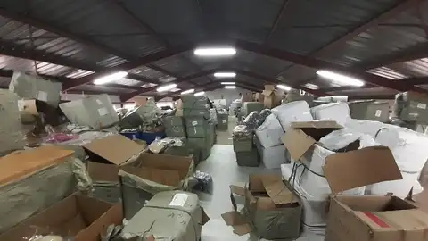 La Policía Local de Elche interviene cerca de un centenar de bolsos falsificados. La Policía Local de Elche interviene cerca de un centenar de bolsos falsificados.