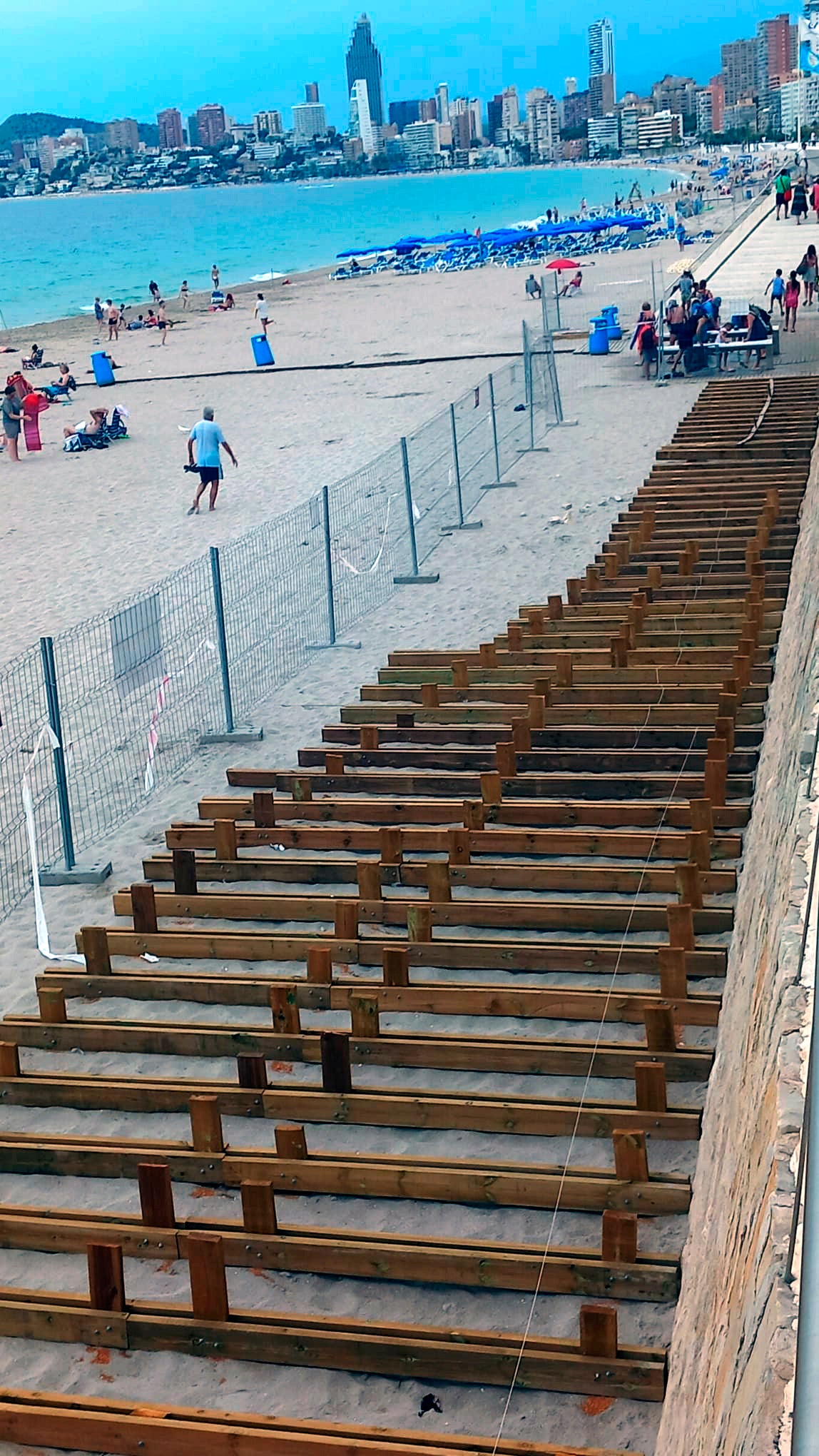 La Pasarela de Poniente, en Benidorm, motivo de polémica entre gobierno y oposición La Pasarela de Poniente, en Benidorm, motivo de polémica entre gobierno y oposición