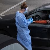 Imagen de sanitarios haciendo pruebas PCR a conductores durante la pandemia.