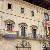 La bandera arcoíris cuelga de la fachada del Ayuntamiento de Palma con motivo del Día Internacional del Orgullo LGTBI