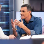 El presidente del Gobierno, Pedro Sánchez, junto al presentador Pablo Motos (i) durante la entrevista celebrada este martes en el programa "El Hormiguero"