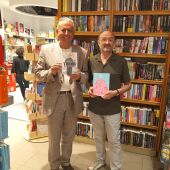 El subdelegado del Gobierno en Huesca, Carlos Campo, ha visitado la Librería Moisés, de Barbastro, uno de los establecimientos adheridos al bono.