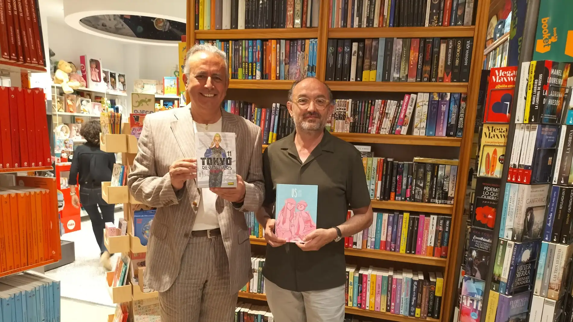El subdelegado del Gobierno en Huesca, Carlos Campo, ha visitado la Librería Moisés, de Barbastro, uno de los establecimientos adheridos al bono.