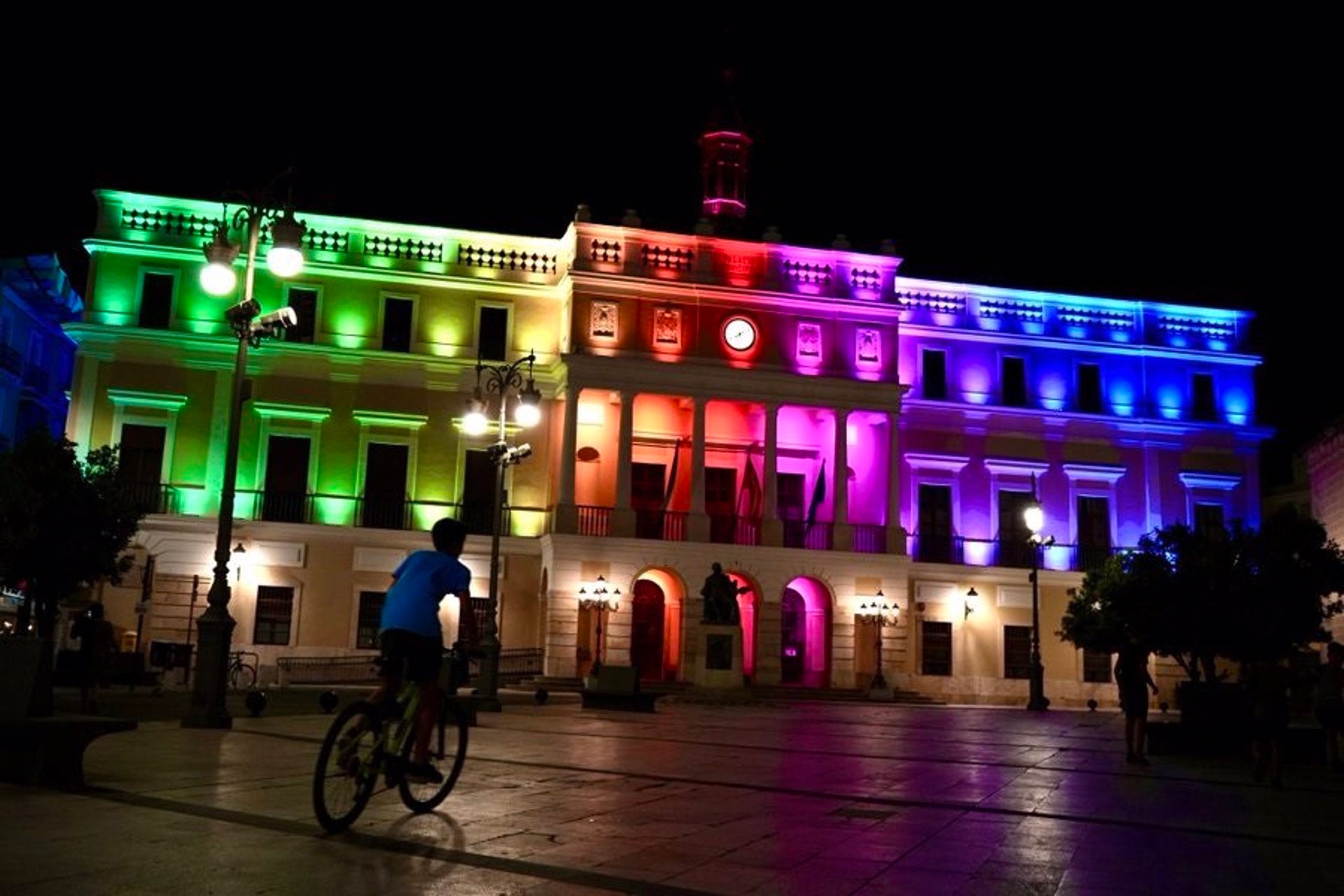 El Ayuntamiento de Badajoz no retirará la iluminación con la bandera arcoíris tras la petición de Vox El Ayuntamiento de Badajoz no retirará la iluminación con la bandera arcoíris tras la petición de Vox