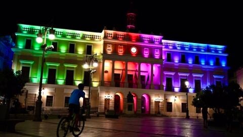 Vox Badajoz pide retirar la iluminaci&oacute;n con los colores del colectivo LGTBI de la fachada del Ayuntamiento pacense