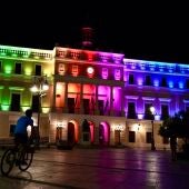 Vox Badajoz pide retirar la iluminación con los colores del colectivo LGTBI de la fachada del Ayuntamiento pacense