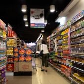 Una mujer haciendo la compra en el supermercado