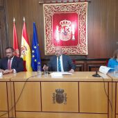 El delegado del Gobierno en Navarra, José Luis Arasti, el consejero Remírez y la alcaldesa Ibarrola
