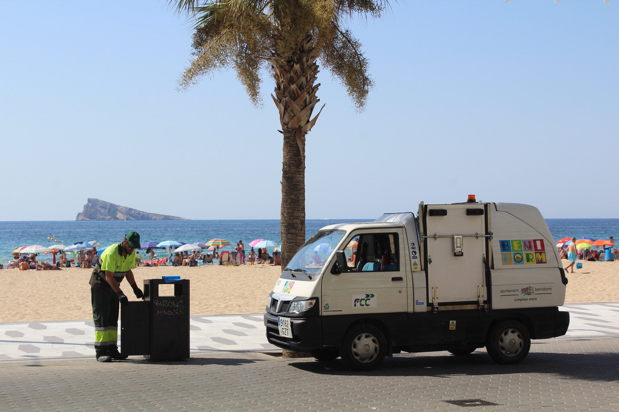 Benidorm refuerza la brigada de limpieza en todos los barrios de la ciudad Benidorm refuerza la brigada de limpieza en todos los barrios de la ciudad