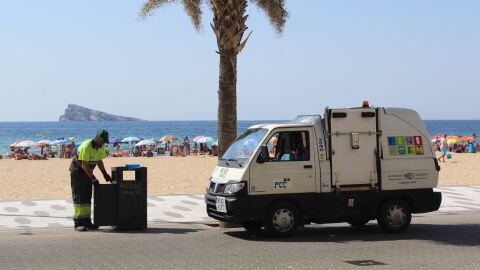 Benidorm refuerza la brigada de limpieza en todos los barrios de la ciudad