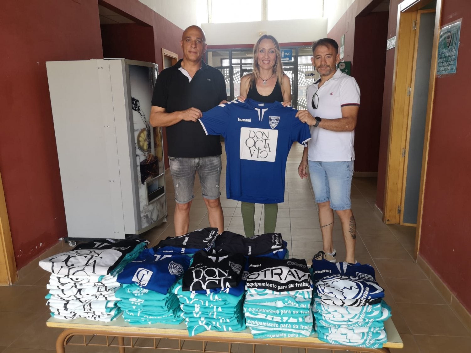 El Club Olímpico Villarrobledo dona más de un centenar de camisetas a la Fundación africana Kokari El Club Olímpico Villarrobledo dona más de un centenar de camisetas a la Fundación africana Kokari