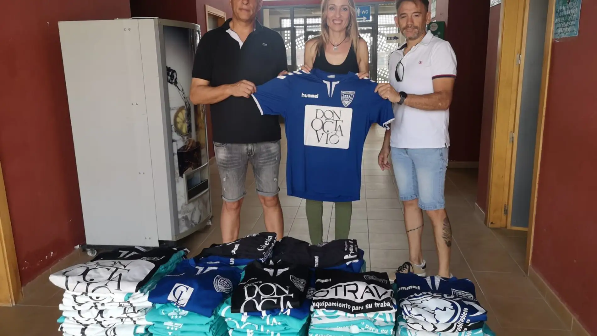 El Club Olímpico Villarrobledo dona más de un centenar de camisetas a la Fundación africana Kokari