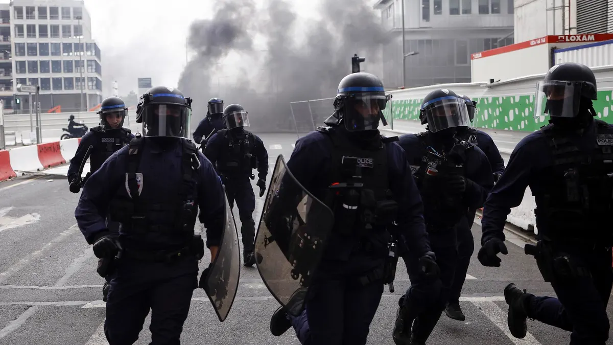 Nueva jornada de disturbios en Francia por la muerte de un joven por la  policía | Onda Cero Radio