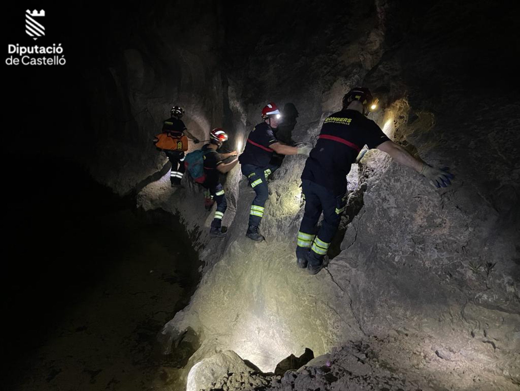 Bomberos permanecen toda la noche con una mujer herida en la zona del barranco Maimona de Montanejos Bomberos permanecen toda la noche con una mujer herida en la zona del barranco Maimona de Montanejos