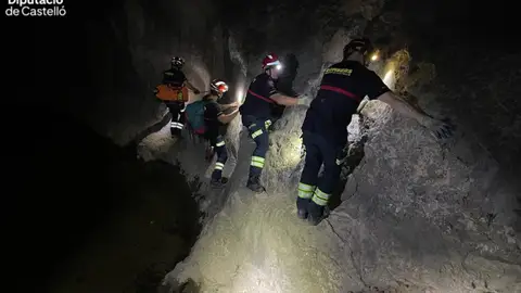 Bomberos permanecen toda la noche con una mujer herida en la zona del barranco Maimona de Montanejos Bomberos permanecen toda la noche con una mujer herida en la zona del barranco Maimona de Montanejos