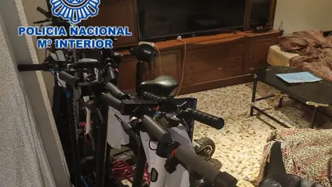 Patinetes en la vivienda del detenido. Patinetes en la vivienda del detenido.