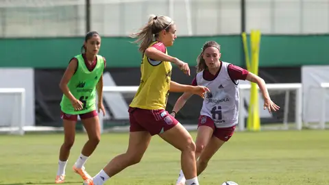 Las jugadoras de la selección española de fútbol, en la imagen, Alexia Putellas con el balón, durante la sesión realizada en Benidorm La lista de España para el Mundial femenino 2023