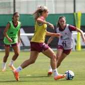 Las jugadoras de la selección española de fútbol, en la imagen, Alexia Putellas con el balón, durante la sesión realizada en Benidorm