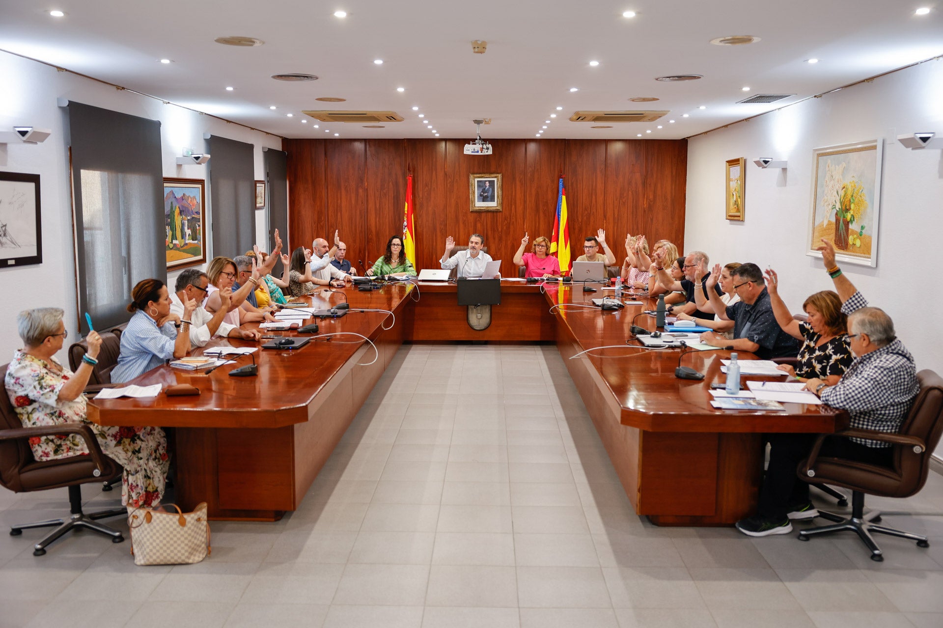 El gobierno de L'Alfàs tendrá 10 dedicaciones exclusivas y mantiene siete asesores El gobierno de L'Alfàs tendrá 10 dedicaciones exclusivas y mantiene siete asesores