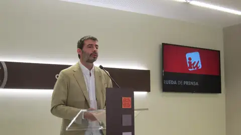 El diputado de IU, Álvaro Sanz, en su comparecencia tras reunirse con la presidenta del parlamento El diputado de IU, Álvaro Sanz, en su comparecencia tras reunirse con la presidenta del parlamento