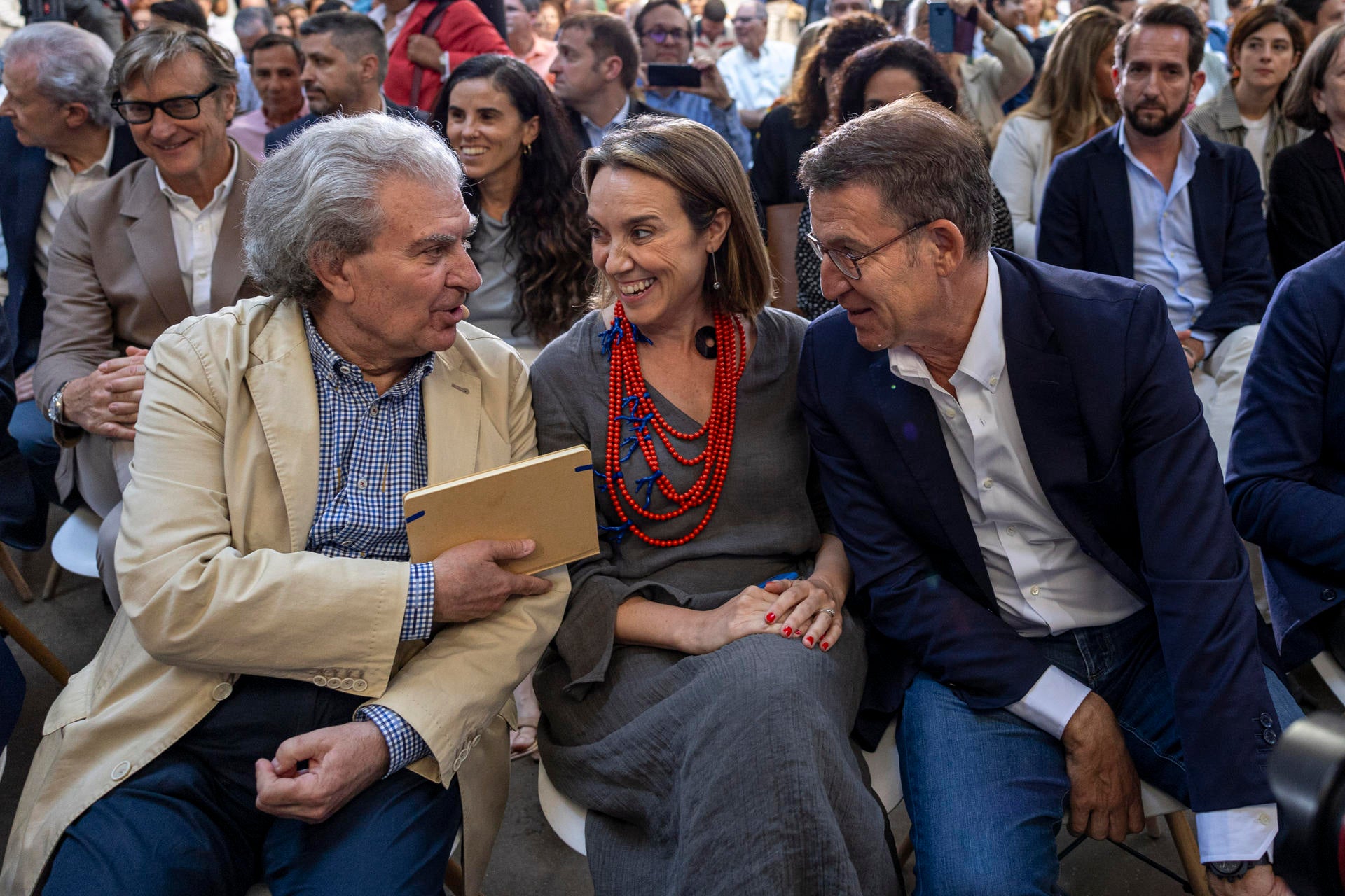 César Antonio Molina, exministro de Cultura con Zapatero, pide votar a Feijóo: "Para que los fantasmas no tengan opción" César Antonio Molina, exministro de Cultura con Zapatero, pide votar a Feijóo: "Para que los fantasmas no tengan opción"