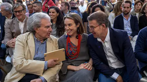 César Antonio Molina, a la izquierda, conversa con Cuca Gamarra y Núñez Feijóo. César Antonio Molina, a la izquierda, conversa con Cuca Gamarra y Núñez Feijóo.