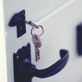 Imagen de una llave en una puerta