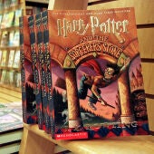 Una tienda con libros en inglés de 'Harry Potter y la piedra filosofal'