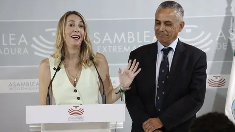 María Guardiola junto el portavoz de Vox en la Asamblea de Extremadura, Pelayo Gordillo María Guardiola junto el portavoz de Vox en la Asamblea de Extremadura, Pelayo Gordillo/ Jorge Armestar / Europa Press