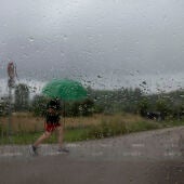 Un hombre camina bajo la lluvia en Cantabria