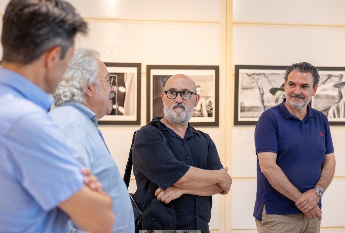 El Festival de Cine de L'Alfàs acoge la exposición de fotografías de Javier Cámara El Festival de Cine de L'Alfàs acoge la exposición de fotografías de Javier Cámara