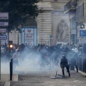 Decenas de detenidos en Marsella y París en una nueva noche de protestas en Francia