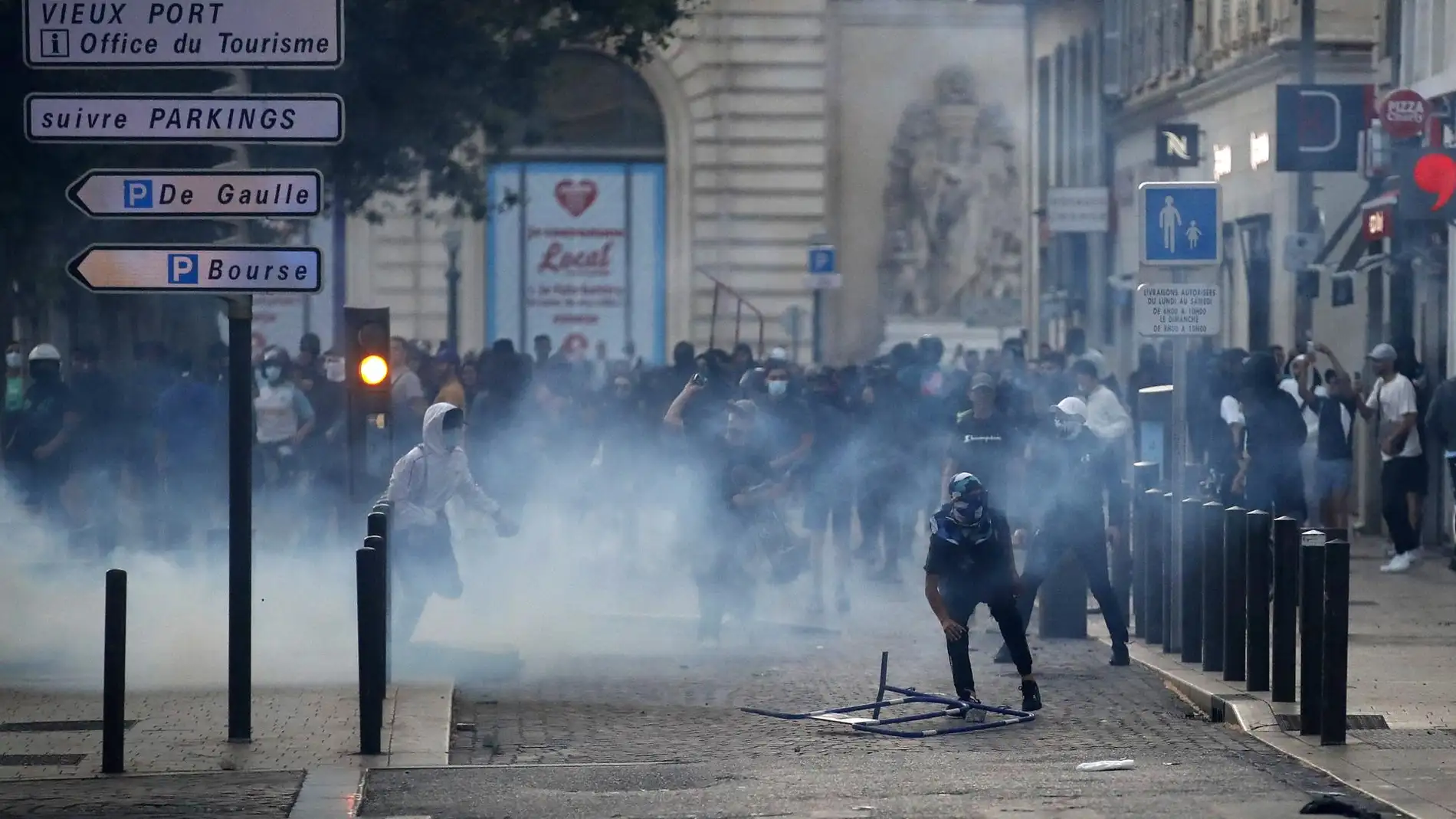 Decenas de detenidos en Marsella y París en una nueva noche de protestas en Francia
