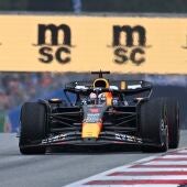 Verstappen gana el sprint de Austria por delante de 'Checo' y de Sainz