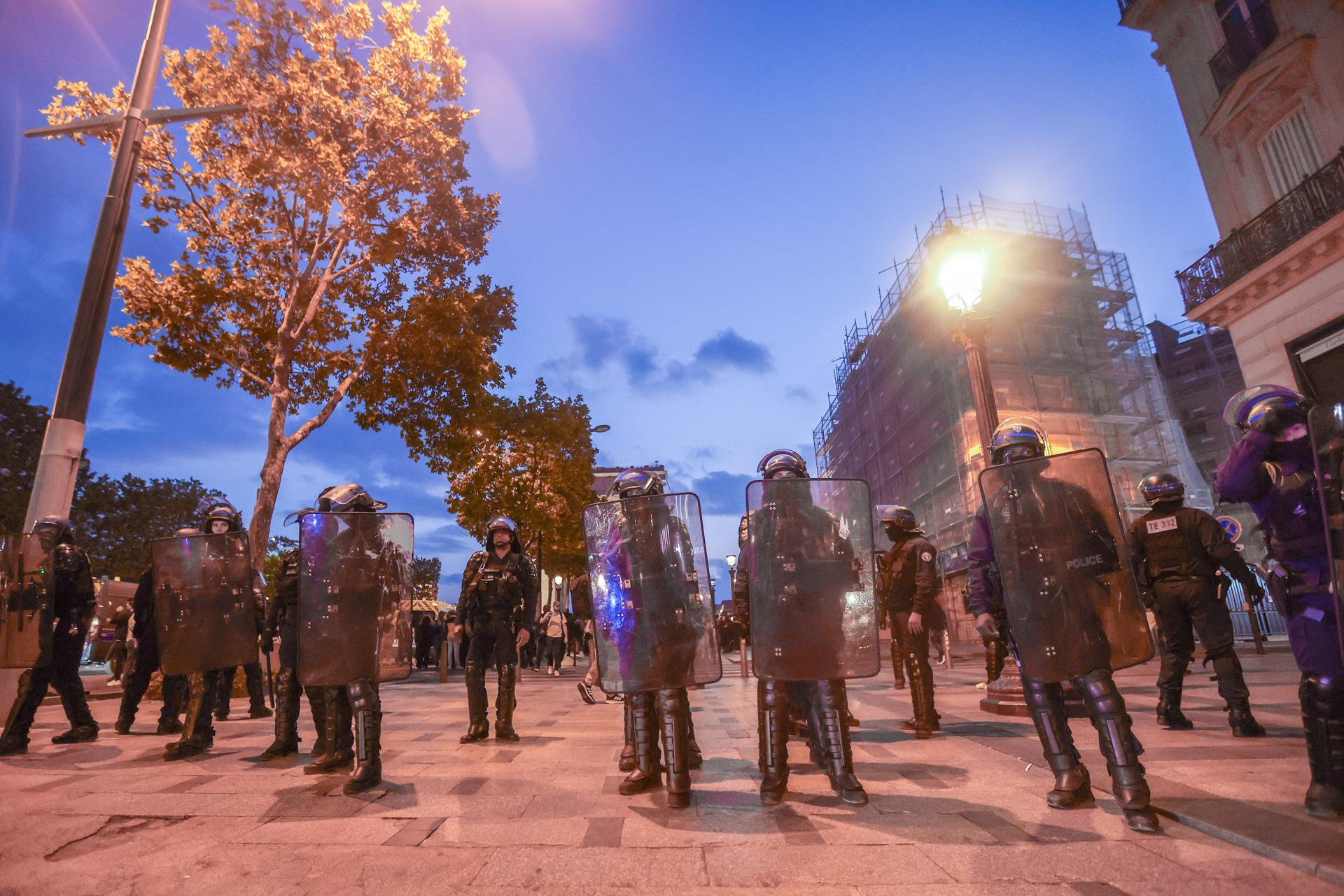 Los disturbios aminoran en Francia pero el amplio despliegue de seguridad se mantiene Los disturbios aminoran en Francia pero el amplio despliegue de seguridad se mantiene