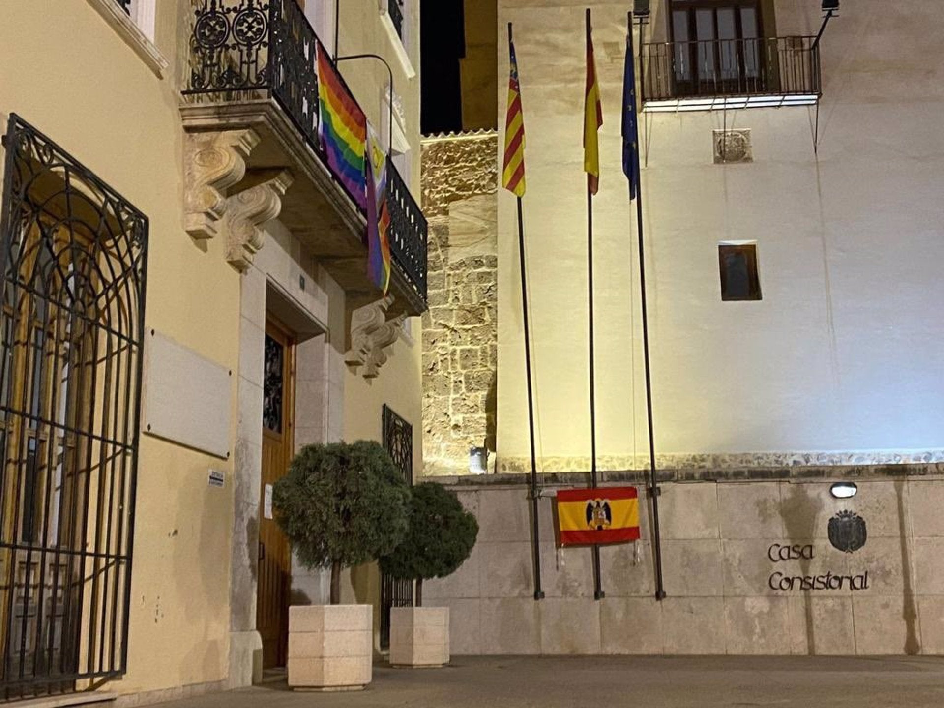 Albaida denunciará al hombre que quitó banderas LGTBI del Ayuntamiento junto al que se colocó una franquista Albaida denunciará al hombre que quitó banderas LGTBI del Ayuntamiento junto al que se colocó una franquista