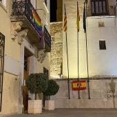 Fachada del Ayuntamiento de Albaida con las banderas LGTBI antes de ser arrancadas y con la franquista en la pared contigua.