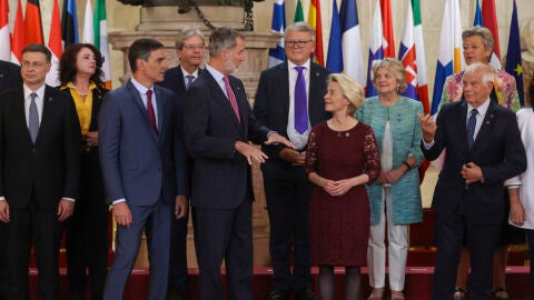  El rey Felipe VI posa para la foto de familia junto a la presidenta de la Comisi&oacute;n Europea, Ursula Von der Leyen