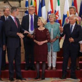  El rey Felipe VI posa para la foto de familia junto a la presidenta de la Comisión Europea, Ursula Von der Leyen