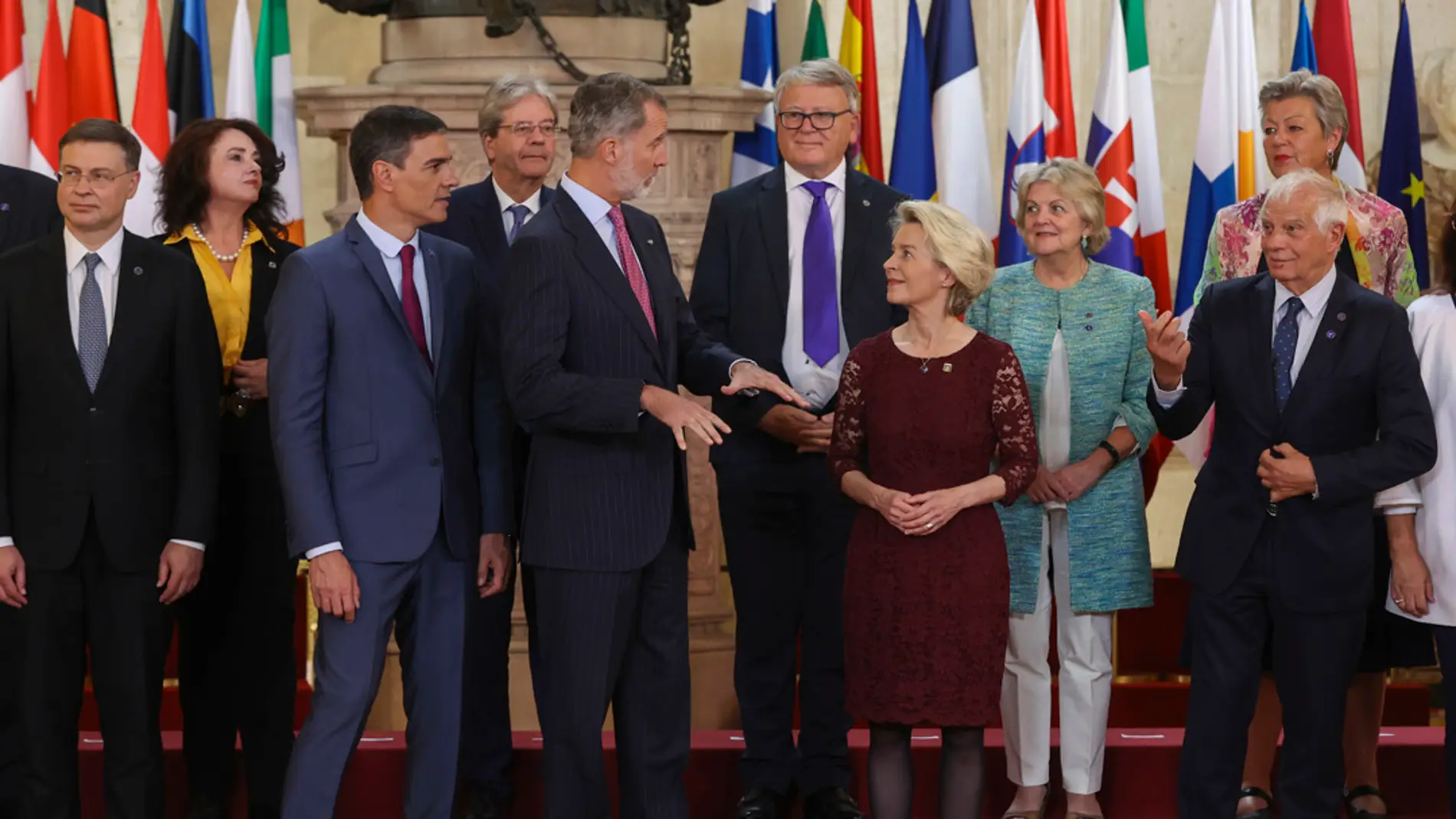  El rey Felipe VI posa para la foto de familia junto a la presidenta de la Comisión Europea, Ursula Von der Leyen