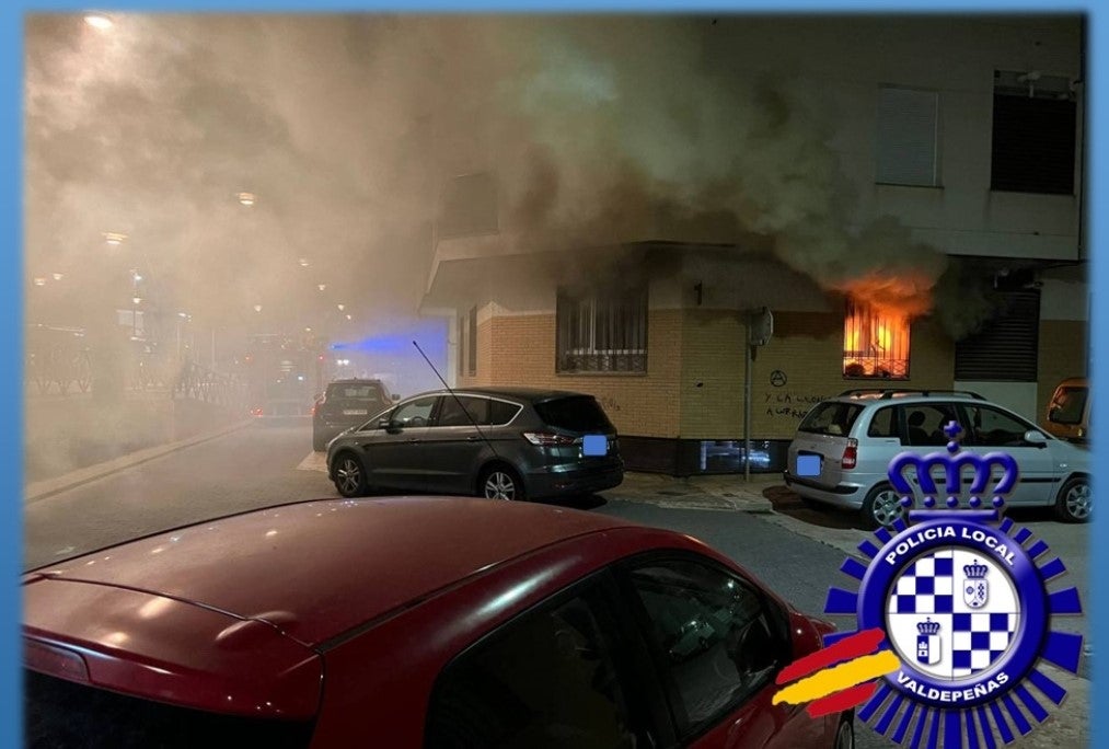 Evolución favorable de las cinco personas, entre ellas un bebé, afectadas por inhalación de humo en el incendio de una vivienda en Valdepeñas Evolución favorable de las cinco personas, entre ellas un bebé, afectadas por inhalación de humo en el incendio de una vivienda en Valdepeñas