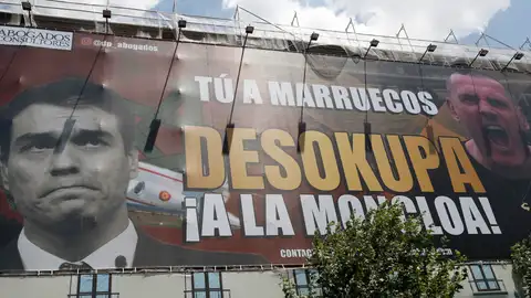 Una gran lona de la empresa Desokupa cubre un edificio en la calle Atocha de Madrid. Una gran lona de la empresa Desokupa cubre un edificio en la calle Atocha de Madrid.