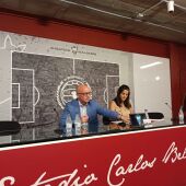 El director general, Jorge Buergo, y la directora de Desarollo, María José Nicolás, presentando la campaña de abonos del Albacete