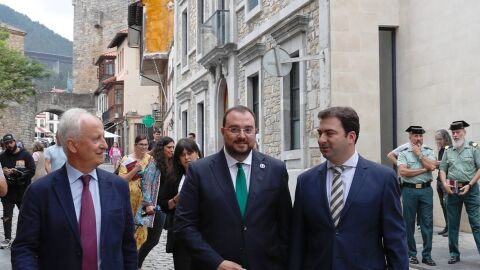 Visita a Salas del presidente en funciones Adri&aacute;n Barb&oacute;n