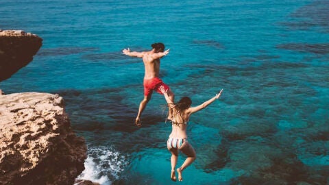 Rockid Ibiza Outdoor ofrece experiencias al aire libre y actividades únicas en la isla de Ibiza, como el salto desde acantilados al mar 