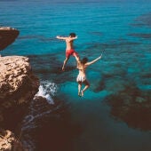 Rockid Ibiza Outdoor ofrece experiencias al aire libre y actividades únicas en la isla de Ibiza, como el salto desde acantilados al mar 